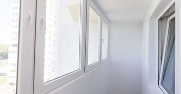 "Я услышал крик": прохожий поймал маленькую девочку, которая выпала с 5 этажа (фото)