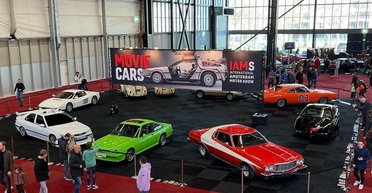 У Парижі зібрали величезну колекцію авто з культових фільмів: на них можна їздити (фото)