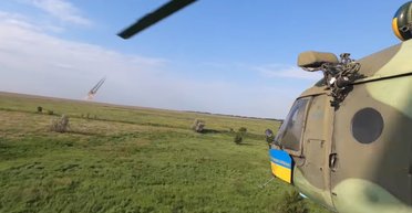 Екіпажі гелікоптерів ЗСУ показали відео бойових вильотів на фронті