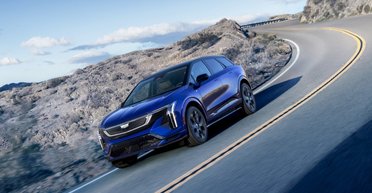 До сотни — за 3,5 с: мощный электрокроссовер Cadillac бросает вызов Tesla Model Y (видео)