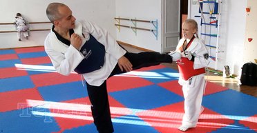 "Хотел успокоить": тренер избил 8-летнюю ученицу после поражения на чемпионате по тхэквондо