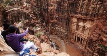 Эвакуировали сотни туристов: в Иордании затопило знаменитую Петру (видео)