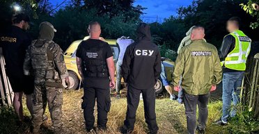 "Бізнес" в Україні: росіянка незаконно переправляла чоловіків до Румунії (фото, відео)