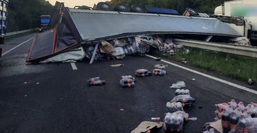 Необычное ДТП: сотни бутылок Coca Cola высыпались из фуры на трассе Киев-Одесса (фото)