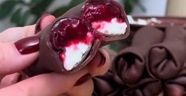 Шоколадні млинці з вишнею та сиром: рецепт вишуканого десерту