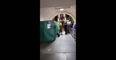 В Киеве на станции метро ногу ребенка "зажевало" в эскалатор