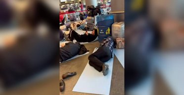 Люди спят на полу: в аэропортах Москвы задерживают рейсы до 16 часов из-за атаки БпЛА (видео)