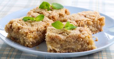 Вам даже не придется возиться с тестом: рецепт насыпного пирога с яблоками