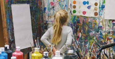 Випадково замітили: вчителя малювання звинуватили у продажу картин своїх учнів (відео)