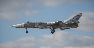 Оккупанты показали обломки уничтоженного бомбардировщика Су-24М в Соледаре (фото)