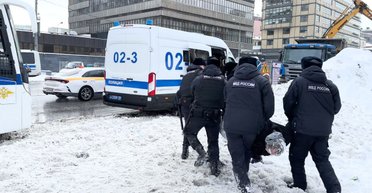 Вышли с плакатами "убийца": в РФ жестко задерживают участников акций памяти Навального (фото)