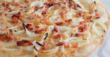 "Пиріг у вогні" з Ельзасу: дивовижний тарт Фламбе з цибулею та беконом