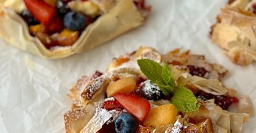 Вкусно и красиво: рецепт ленивых слоек за 15 минут (видео)