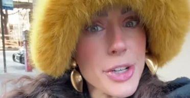 Жінка риється у смітті поблизу елітних будинків: які скарби їй вдалось знайти (фото)