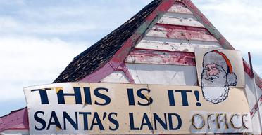 Пустельне місто Санта-Клаус перетворилося з країни чудес на руїни, що кишать зміями (фото)