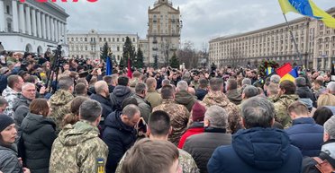 Прийшли сотні містян і президент: у Києві прощаються з легендарним "Да Вінчі" (відео, фото)