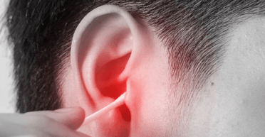 Врач рассказал, почему люди не должны никогда чистить уши ватными палочками (видео)