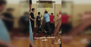 Забарикадувалися й закликали брати палиці: в мережі з'явилися кадри бунту в ТЦК у Києві