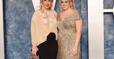 "Не хоче більше чекати": 44-річна Ребел Вілсон одружується зі своєю нареченою Рамоною Агрумою (фото)