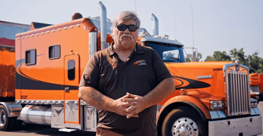 Далекобійник показав крихітний будинок, який він обладнав у своїй вантажівці (фото, відео)