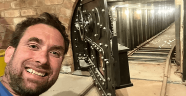 Готовий до всього: чоловік побудував бункер у саду з тренажером і "пивним ліфтом" (фото)