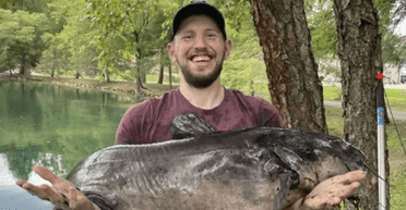 Справжній гігант: чоловік спіймав величезного сома на рожеву вудку дочки (фото)