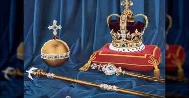 Коштовності англійської корони давно загублені: на коронацію виносять усього лише копії