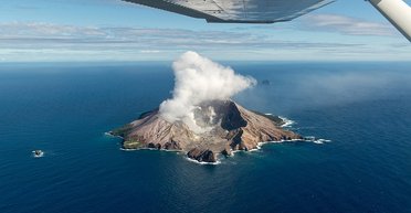 Черный день на Белом острове. Извержение в Новой Зеландии: возле кратера погибли туристы (фото)