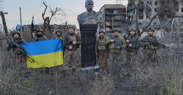 Посреди разрушенного Угледара: "Черные запорожцы" показали уцелевший памятник Шевченко