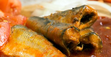 Заготовки на зиму: рецепт кільки в томатному соусі з овочами