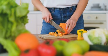 Корисний сніданок на вікенд. Як приготувати збалансовану "зелену" страву з оселедцем та салом