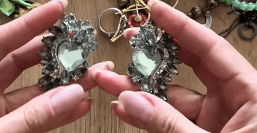 Украинка показала сокровища, найденные на вес в секонд-хенде (фото)