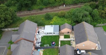 Чоловіка зобов'язали знести літній будиночок після скарг сусідів: що він накоїв (фото)