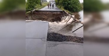 Перерезало трассу и железную дорогу: поток из Киалимского водохранилища подтопил Челябинск (видео)