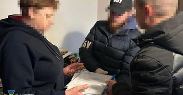 Допомагала депортувати дітей: СБУ на кордоні затримала ексчиновницю із Херсона