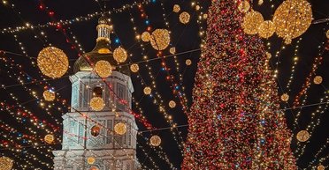 Білосніжні гілки та сяюча зірка на верхівці: у столиці монтують головну різдвяну ялинку (відео)