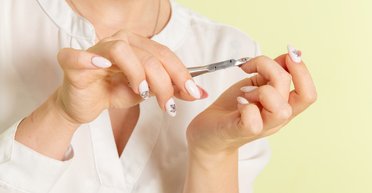 Дерматологиня  назвала три речі, які категорично не можна робити з нігтями