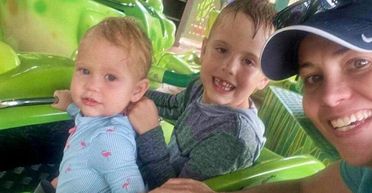 Жінка шукала під будинком покинутих кошенят, а потім дізналась несподівану правду (фото)