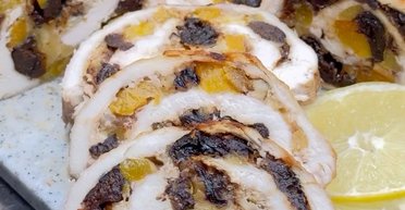 Прикраса святкового столу: рецепт курячого рулету з курагою та чорносливом