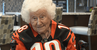 Футбол і міцні напої: жінка вирішила відзначити 105-річний ювілей в особливій компанії (фото)