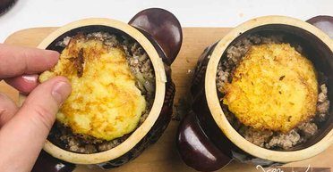 Вкусная классика. Картофельные деруны с мясом в горшочках от Евгения Клопотенко