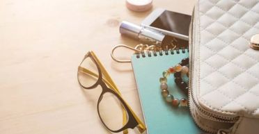 Хлопець не міг повірити своїм очам, коли перевірив сумочку дівчини: що там було (відео)