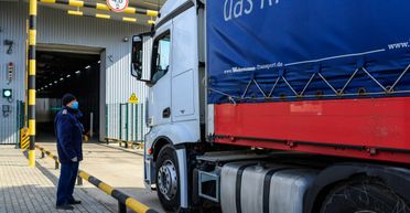 Cartier, Dior та Armani: чоловік незаконно перевозив брендові каблучки та парфуми через кордон (фото)