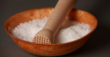 С приходом осени рекомендуют ставить миску с солью на окно: зачем это нужно