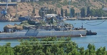 Прячут пробоины под сетками: агенты "АТЕШ" обнаружили подбитый российский корабль в Крыму (фото)