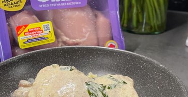 Курка у винно-вершковому соусі зі шпинатом: рецепт вишуканої та дуже простої страви на вечерю