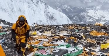 Один погибший и 137 спасенных на Эвересте: десятки остаются заблокированными