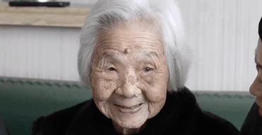 Простий секрет довголіття: 101-річна жінка зізналася, що робить щоночі