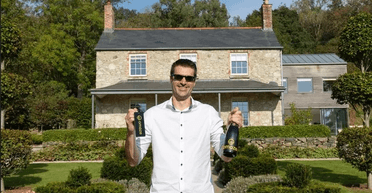 Прийняв за спам: чоловік, який виграв будинок вартістю 2 млн фунтів, ледь не залишився без призу