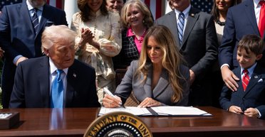 "Вы послужите всему человечеству": стало известно содержание письма Мелании Трамп к Путину